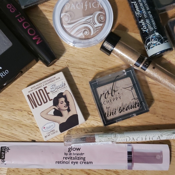 Eyes! Brand new/sealed makeup - Picture 4 of 4